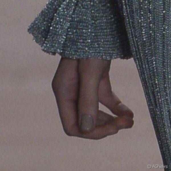 A grife GIG Couture apostou no esmalte cinza claro que combinava com o vestido usado nas passarelas do SPFW (Foto: AGNews)
